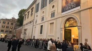 إقبال تاريخي لم تشهده إيطاليا.. كنوز الفراعنة تجذب الآلاف في مشاهد غير مسبوقة 1